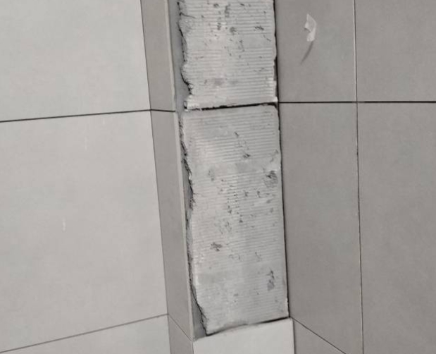 麟游瓷砖空鼓维修公司分享下瓷砖施工前基层浇水润湿程度不足，可能导致以下问题